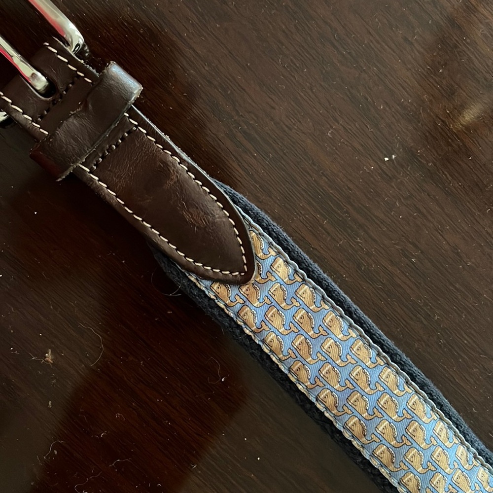Men’s vineyard vines belt Football Whales
